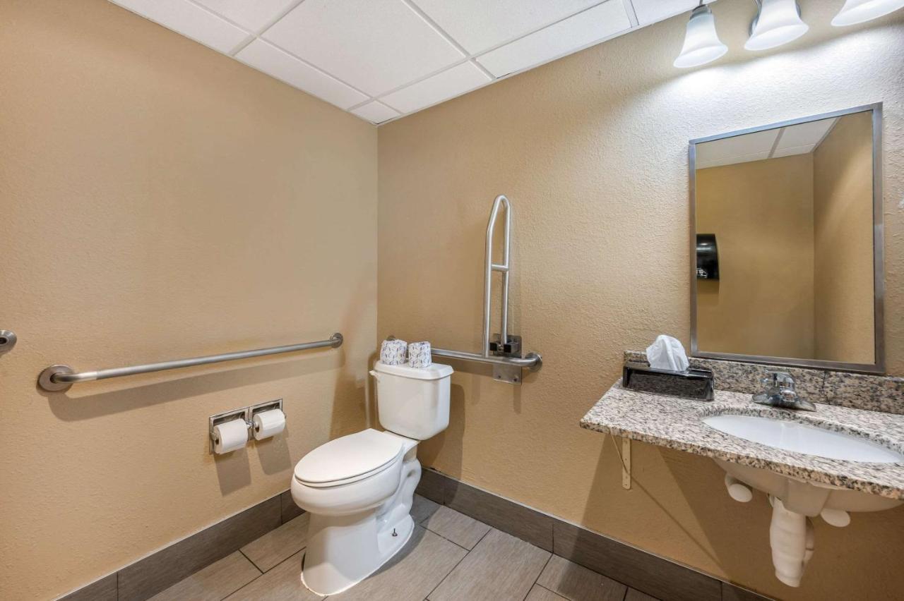 | Comfort Inn and Suites East Hartford