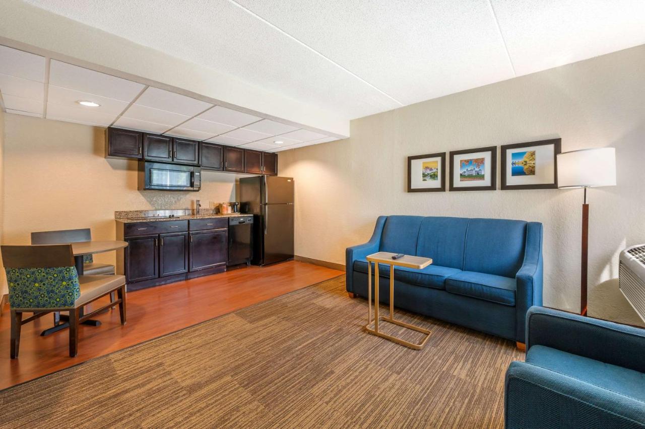 | Comfort Inn and Suites East Hartford