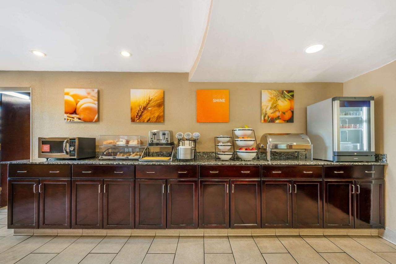 | Comfort Inn and Suites East Hartford