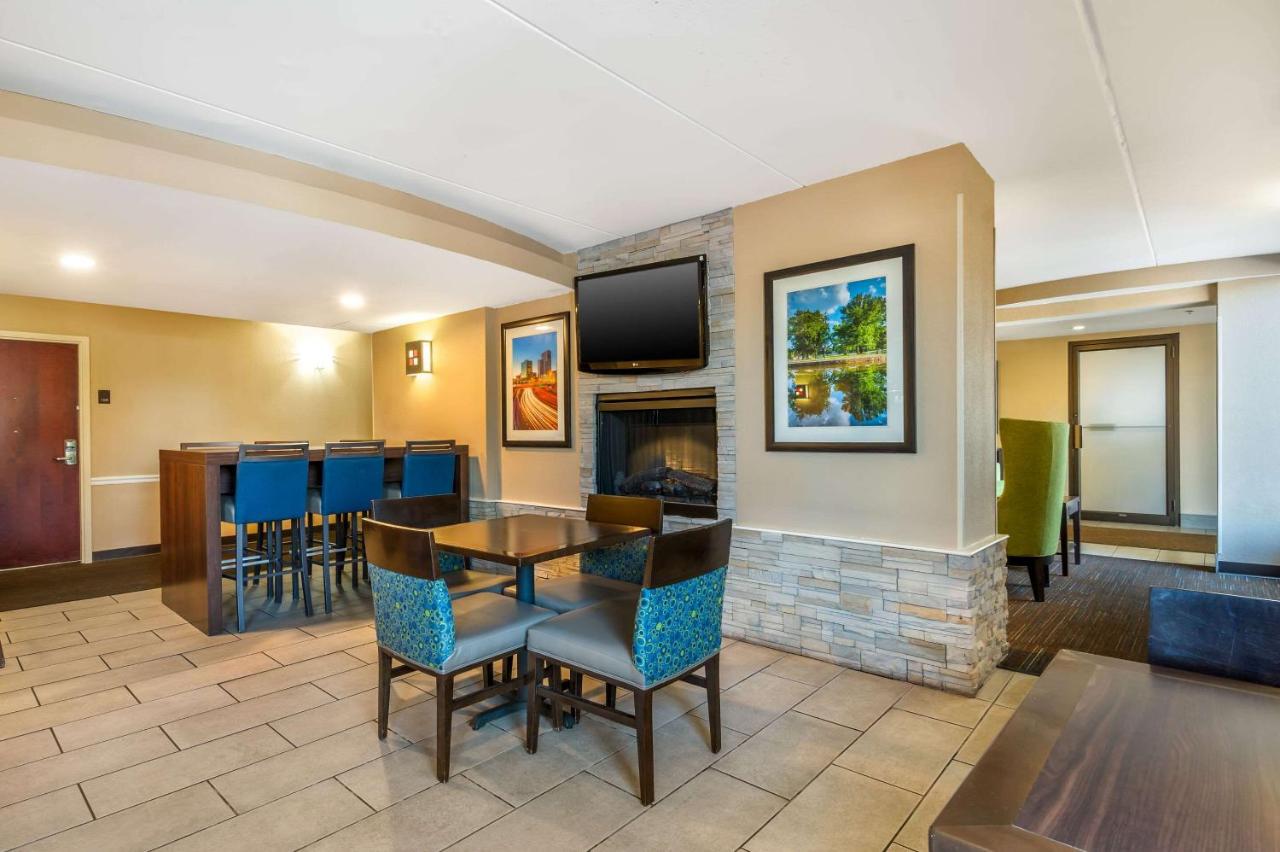 | Comfort Inn and Suites East Hartford
