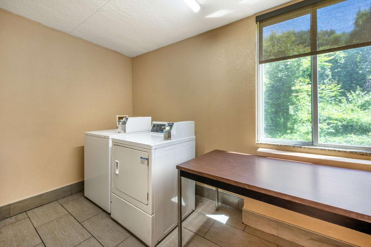 | Comfort Inn and Suites East Hartford