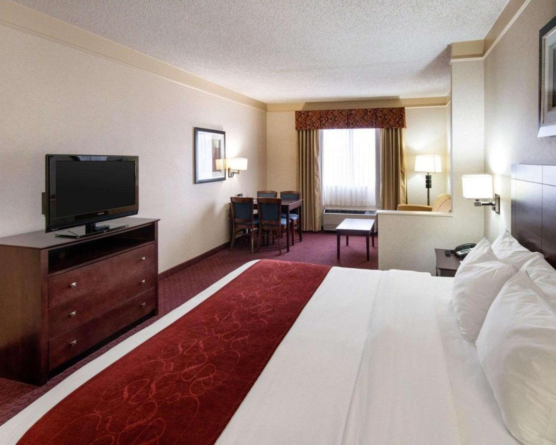King Suite - Non-Smoking at Comfort Suites Parkersburg South