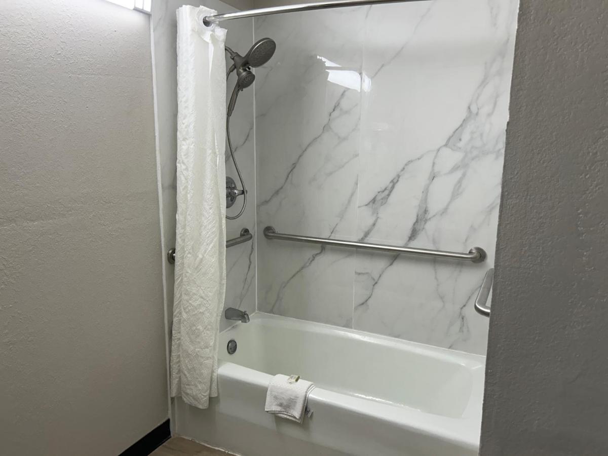  | Econo Lodge Near Fort Stewart, Bar, Restaurant, Laundry Facility
