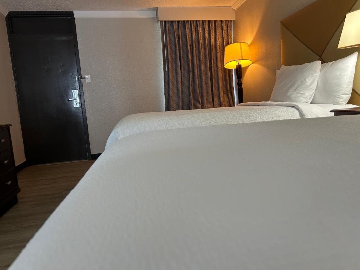  | Econo Lodge Near Fort Stewart, Bar, Restaurant, Laundry Facility