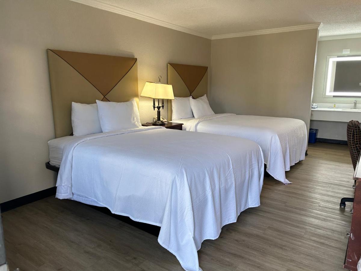  | Econo Lodge Near Fort Stewart, Bar, Restaurant, Laundry Facility