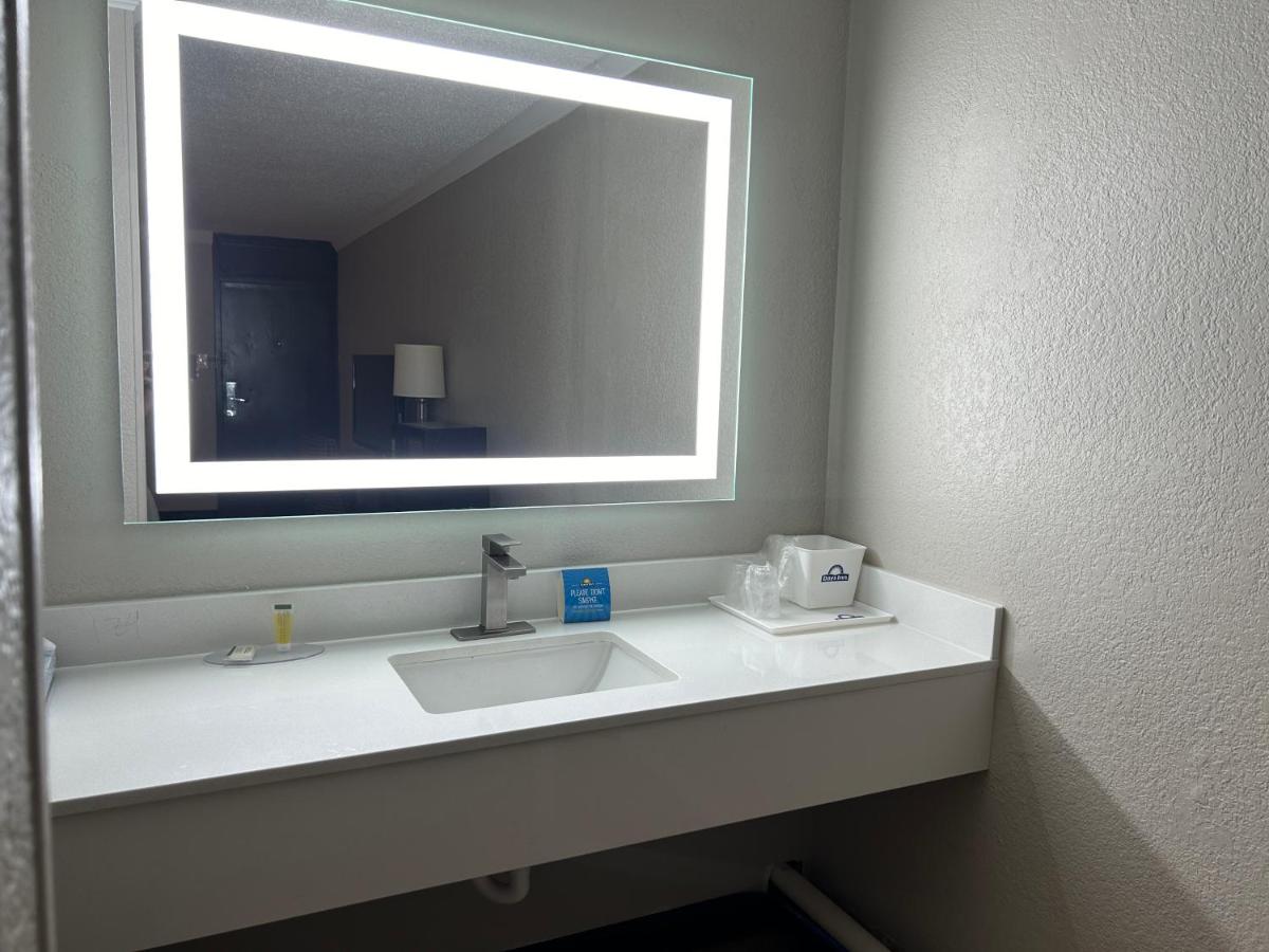  | Econo Lodge Near Fort Stewart, Bar, Restaurant, Laundry Facility