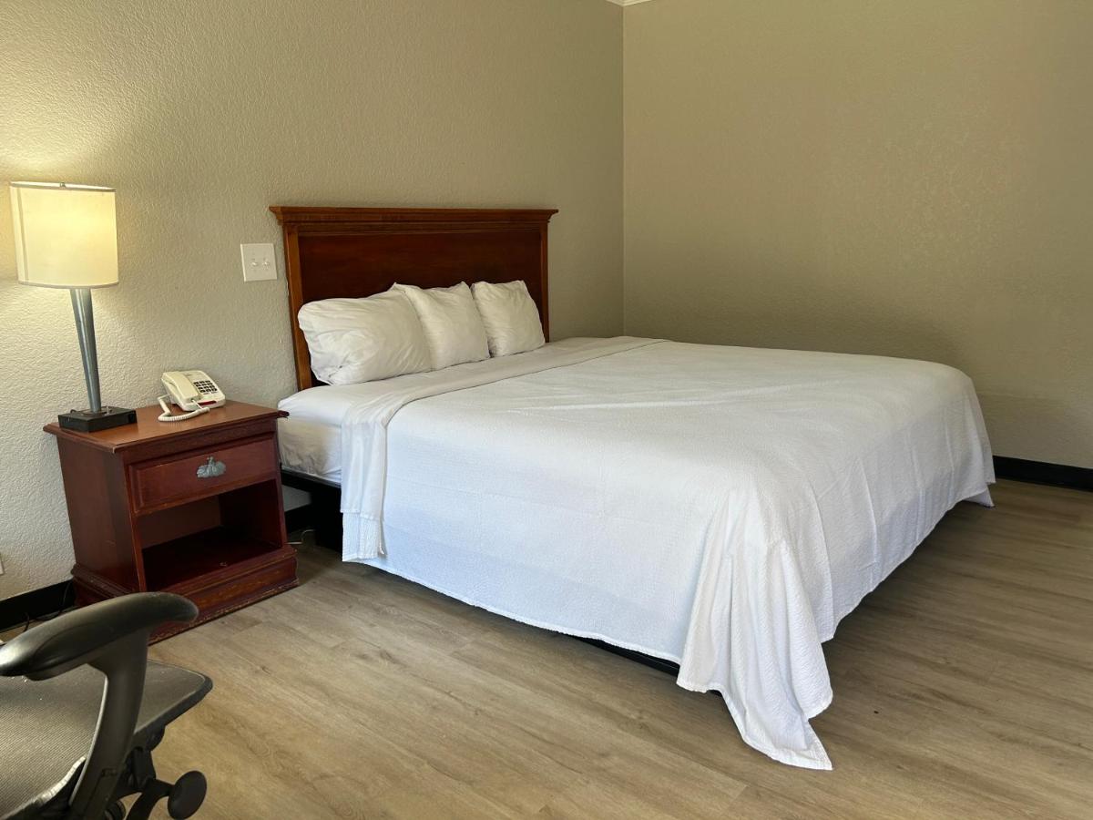  | Econo Lodge Near Fort Stewart, Bar, Restaurant, Laundry Facility