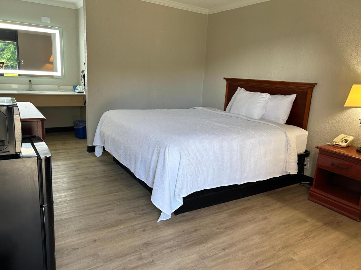  | Econo Lodge Near Fort Stewart, Bar, Restaurant, Laundry Facility