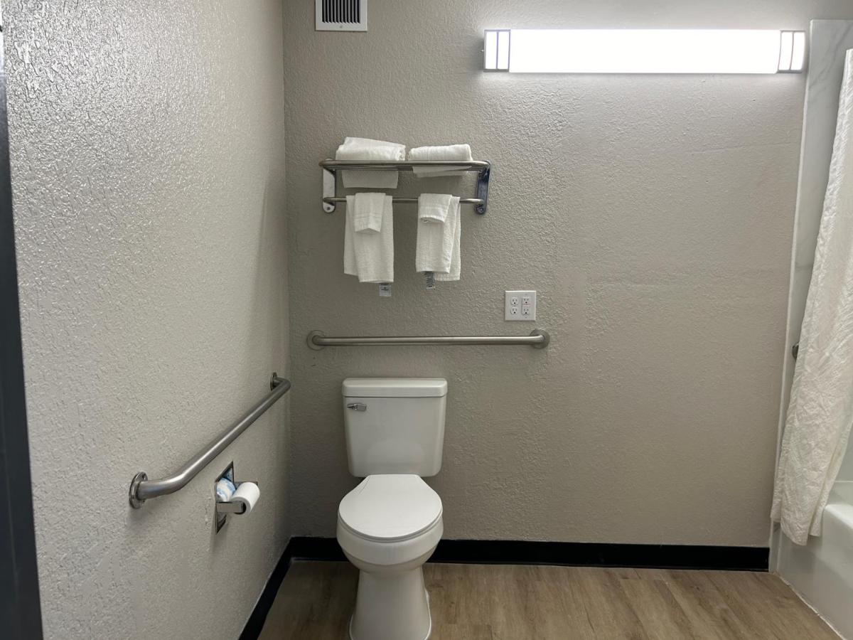  | Econo Lodge Near Fort Stewart, Bar, Restaurant, Laundry Facility