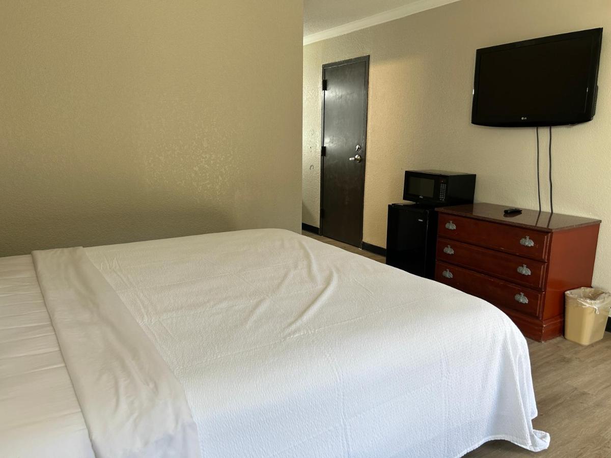  | Econo Lodge Near Fort Stewart, Bar, Restaurant, Laundry Facility