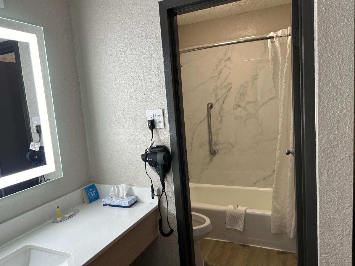  | Econo Lodge Near Fort Stewart, Bar, Restaurant, Laundry Facility