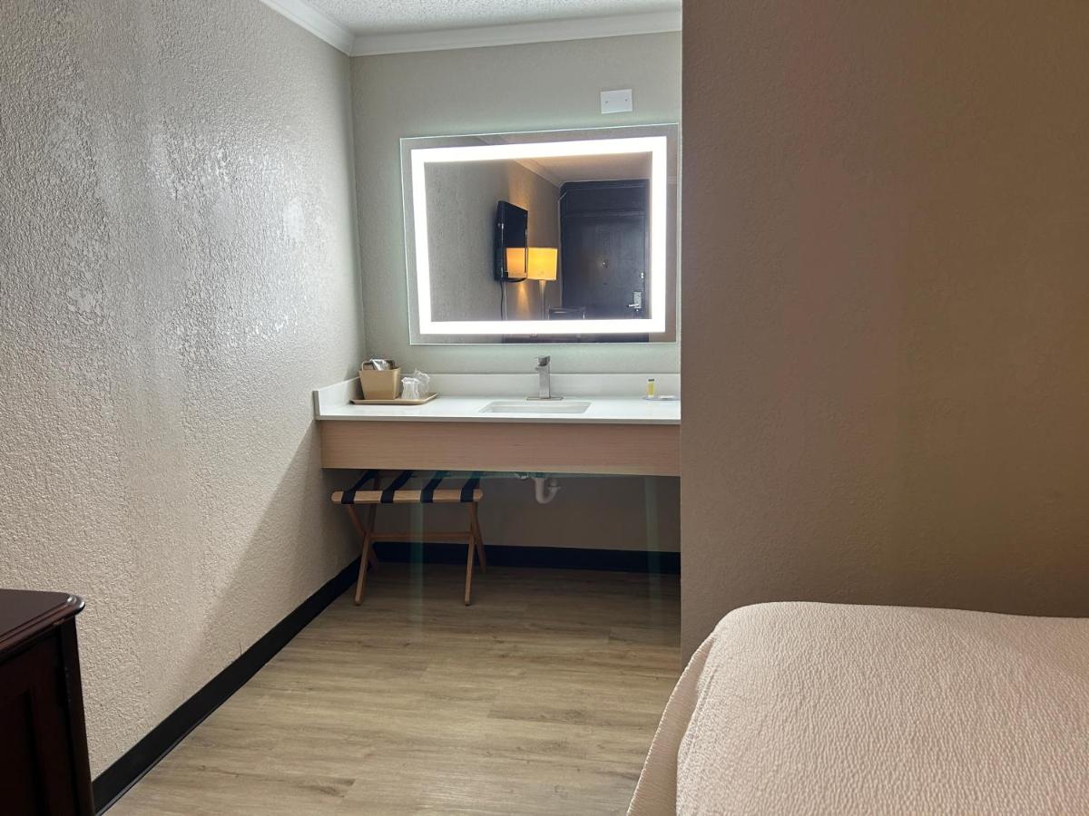  | Econo Lodge Near Fort Stewart, Bar, Restaurant, Laundry Facility