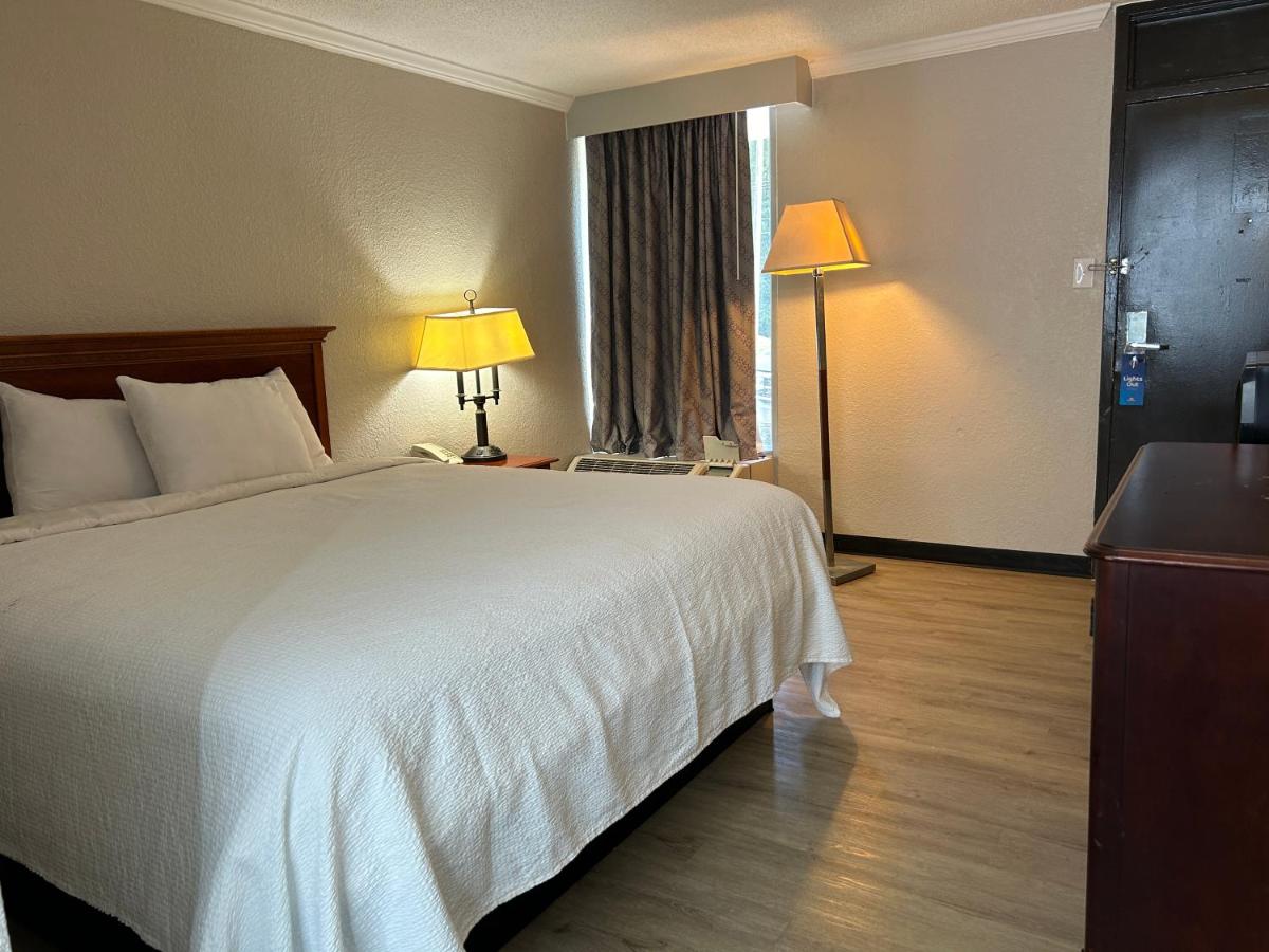  | Econo Lodge Near Fort Stewart, Bar, Restaurant, Laundry Facility