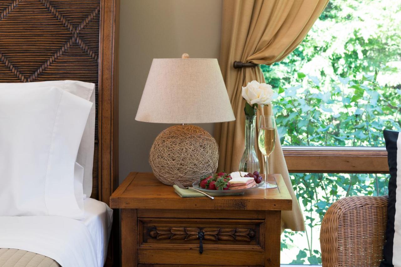 | Abbey's Lantern Hill Inn