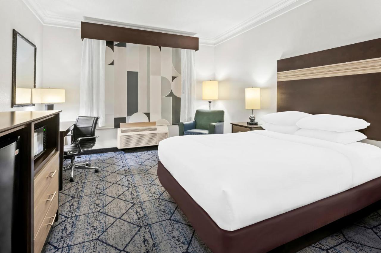 Queen Room with Mobility Accessible Roll-In Shower at Best Western Slidell Hotel