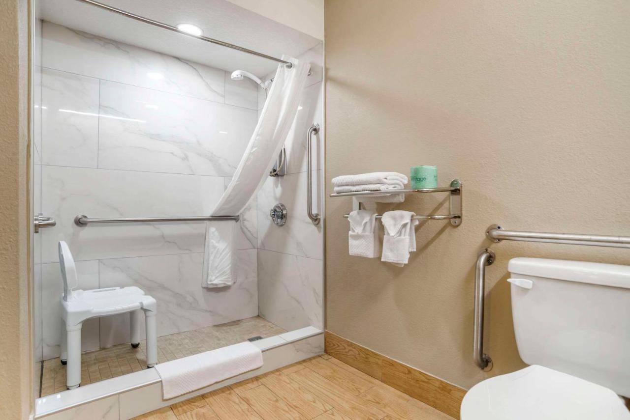 Queen Room - Accessible/Non-Smoking at Rodeway Inn Tuscaloosa near University