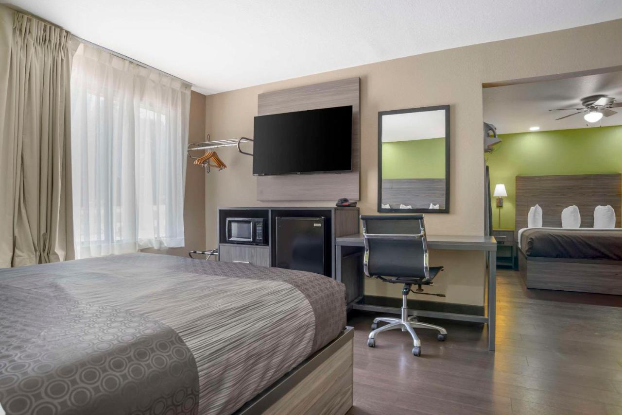 Queen Room with Two Queen Beds - Accessible/Non-Smoking at Rodeway Inn Tuscaloosa near University