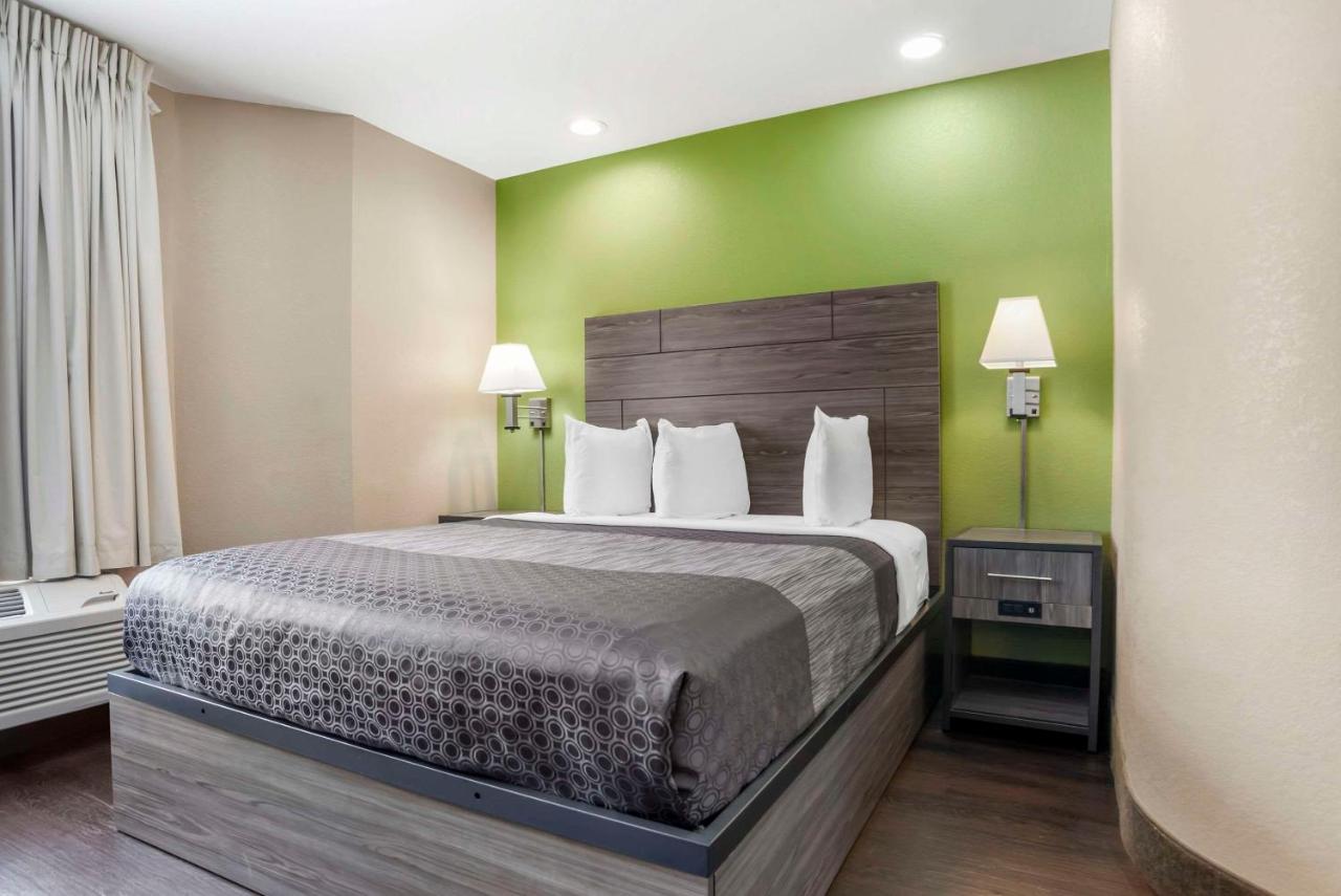 Executive Queen Room with Two Queen Beds - Non-Smoking at Rodeway Inn Tuscaloosa near University