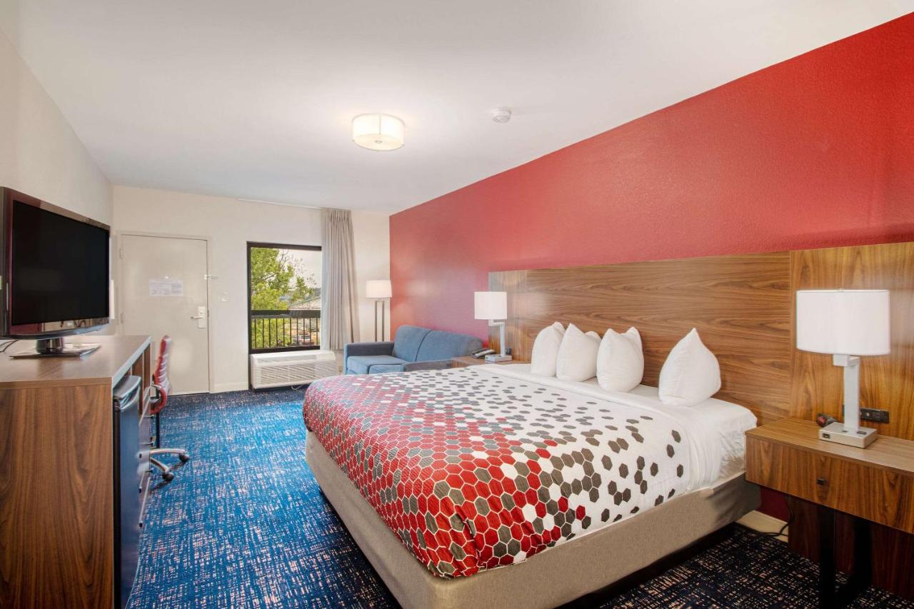 King Room - Smoking at Econo Lodge Inn & Suites Foley - North Gulf Shores