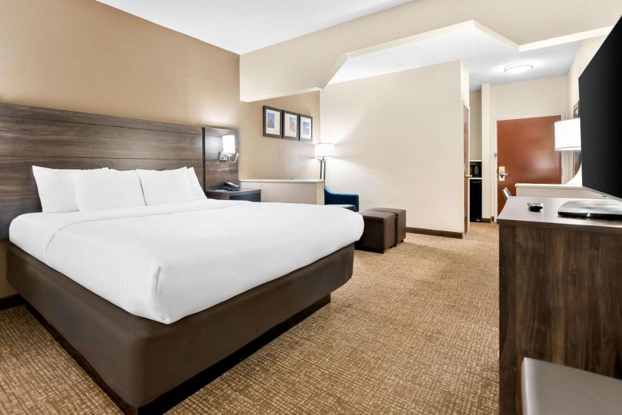 King Suite at Comfort Suites near Robins Air Force Base