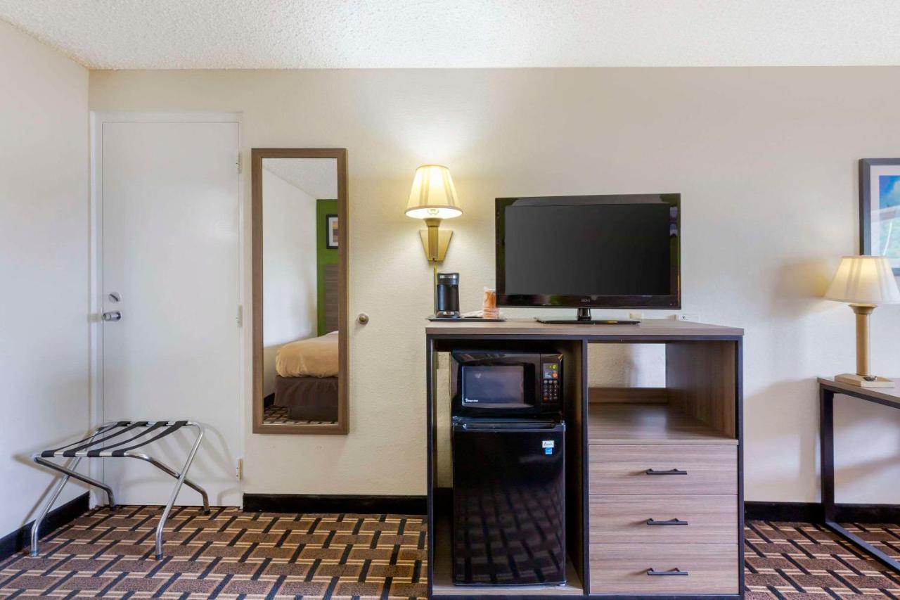 | Rodeway Inn Huron