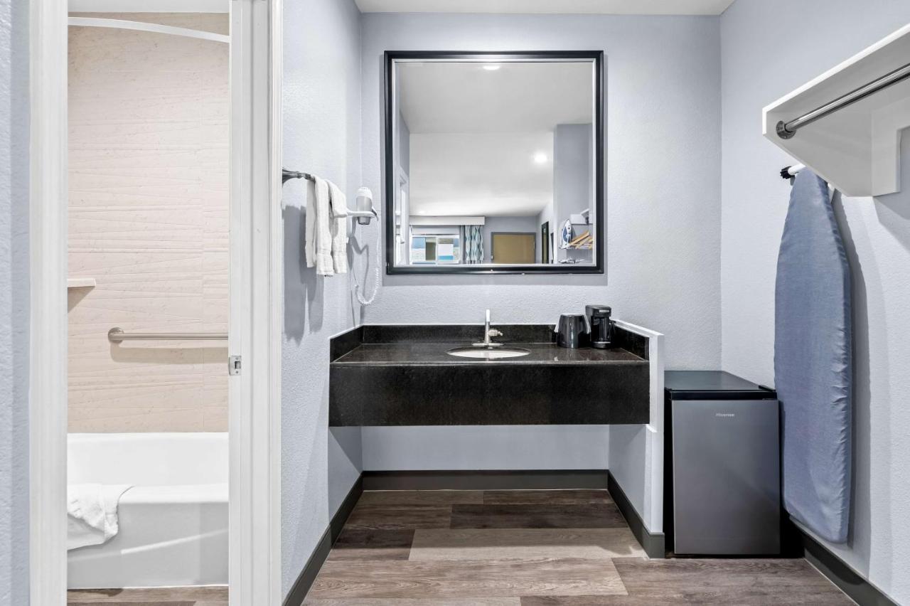 King Room - Non-Smoking at SureStay Hotel by Best Western Buena Park Anaheim