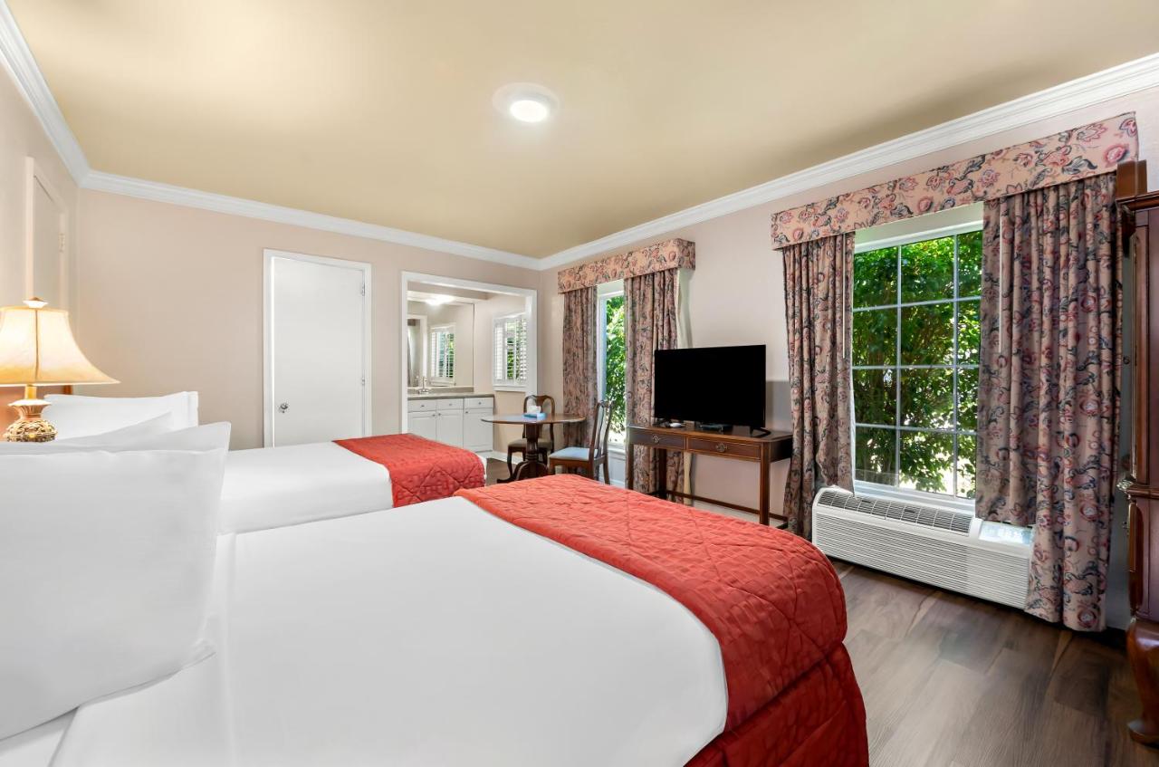 2 Double Beds Accessible Kitchenette Non Smoking at Americas Best Value Inn Historic Clewiston Inn