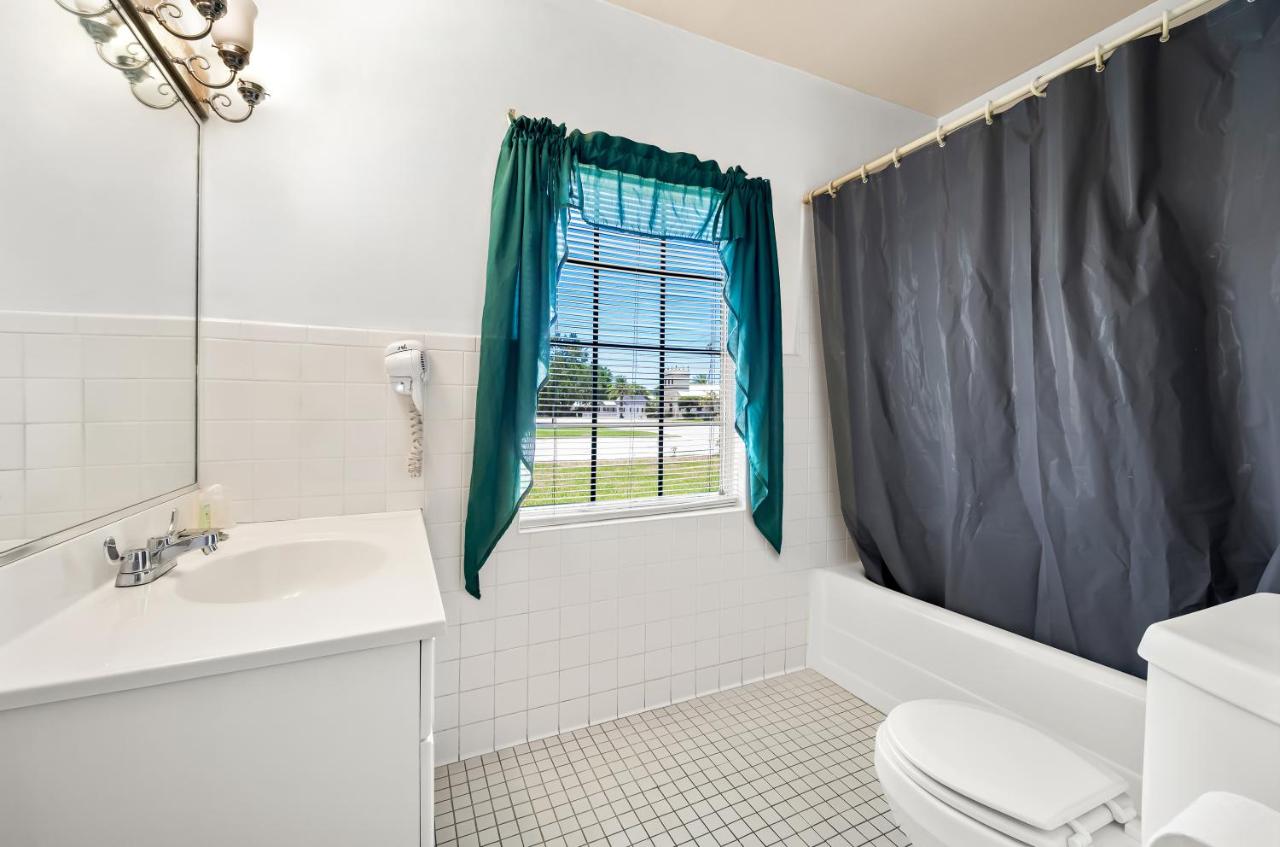 1 king suite non smoking at Americas Best Value Inn Historic Clewiston Inn
