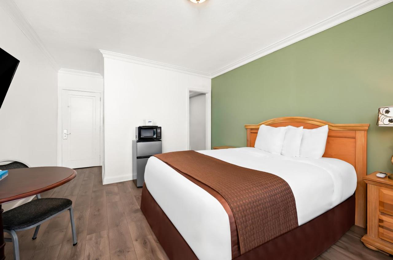1 Queen Bed Non Smoking at Americas Best Value Inn Historic Clewiston Inn