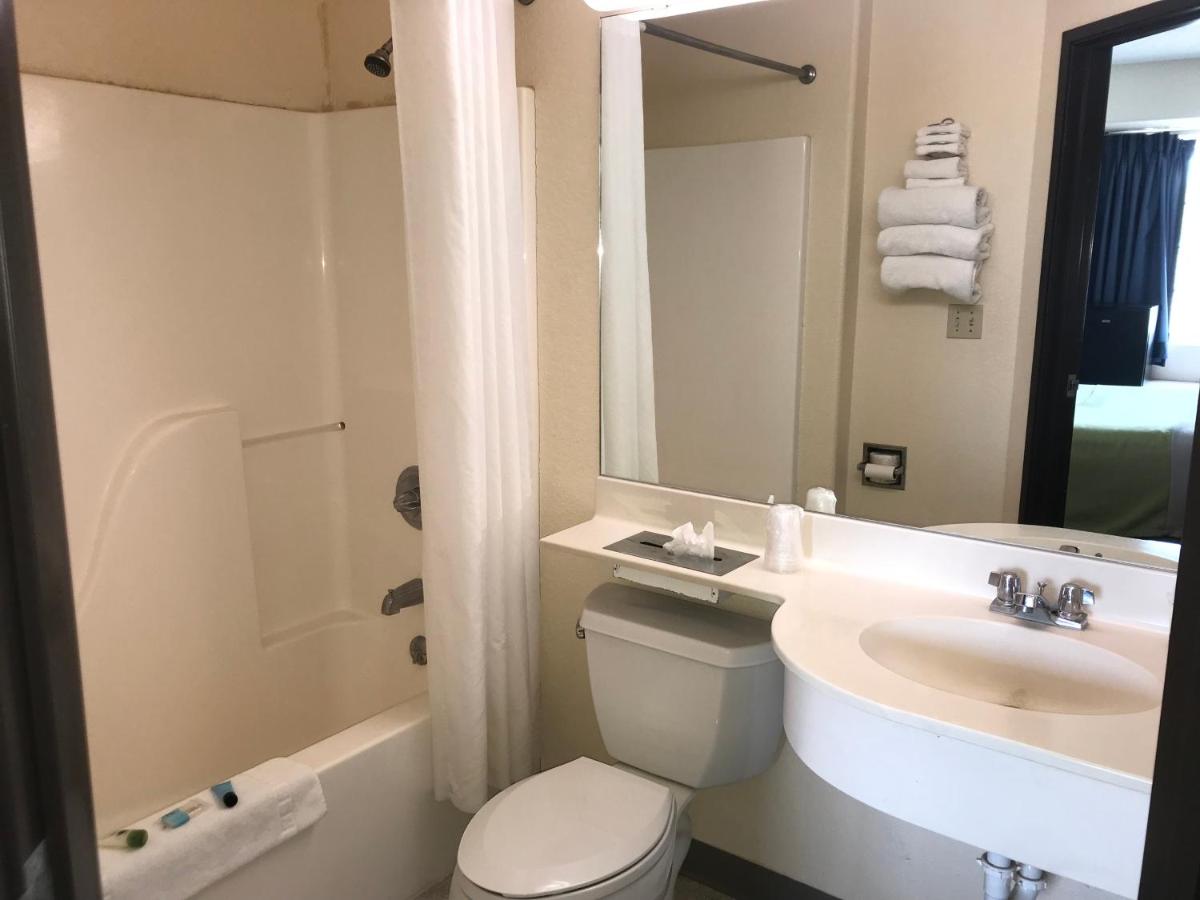 Standard Queen Room at Chadron Inn & Suites