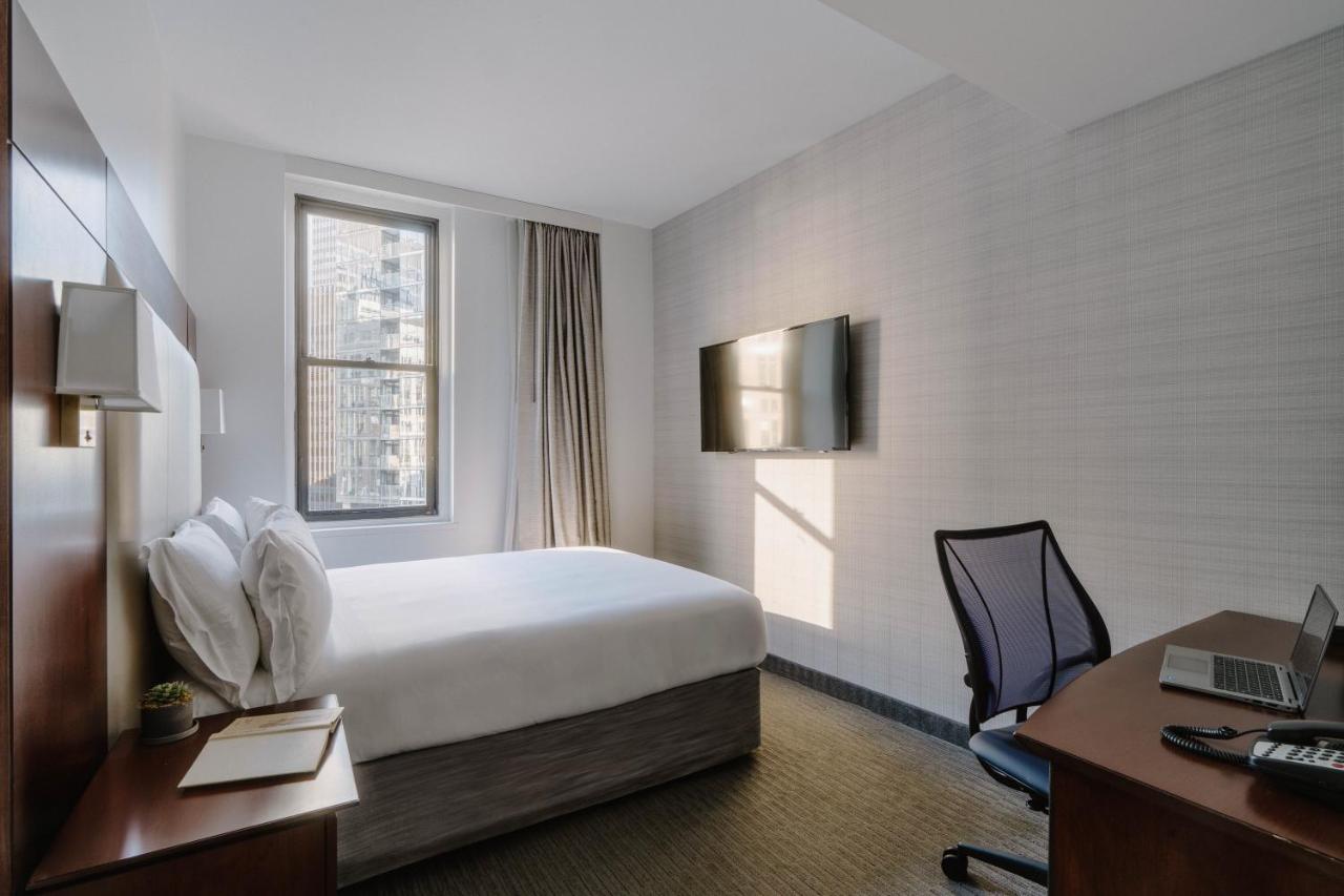 Small Queen Room at Club Quarters Hotel Wacker at Michigan, Chicago