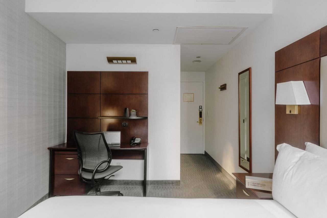 Small Queen Room at Club Quarters Hotel Wacker at Michigan, Chicago