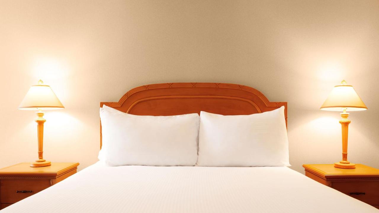 Deluxe Room 1 King Non-Smoking at Eldorado Reno - A Caesars Rewards Destination