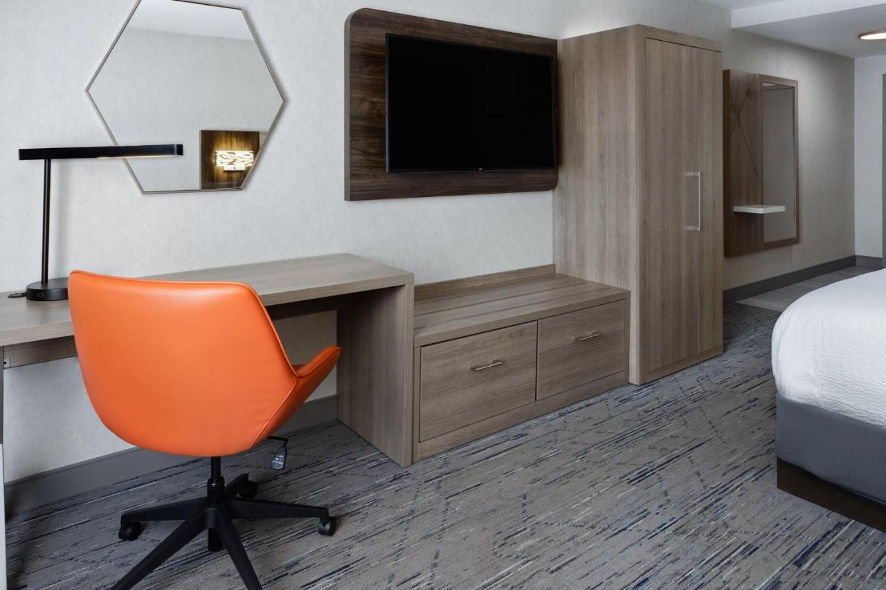 | Holiday Inn Express Hotel & Suites Brattleboro, an IHG Hotel