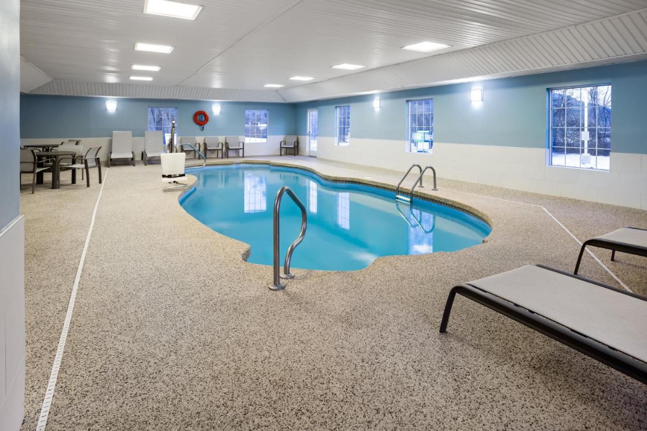 | Holiday Inn Express Hotel & Suites Brattleboro, an IHG Hotel