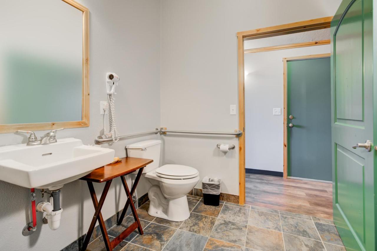 Accessible 1 Bedroom Cottage , 1 King at Explorer Cabins At Yellowstone