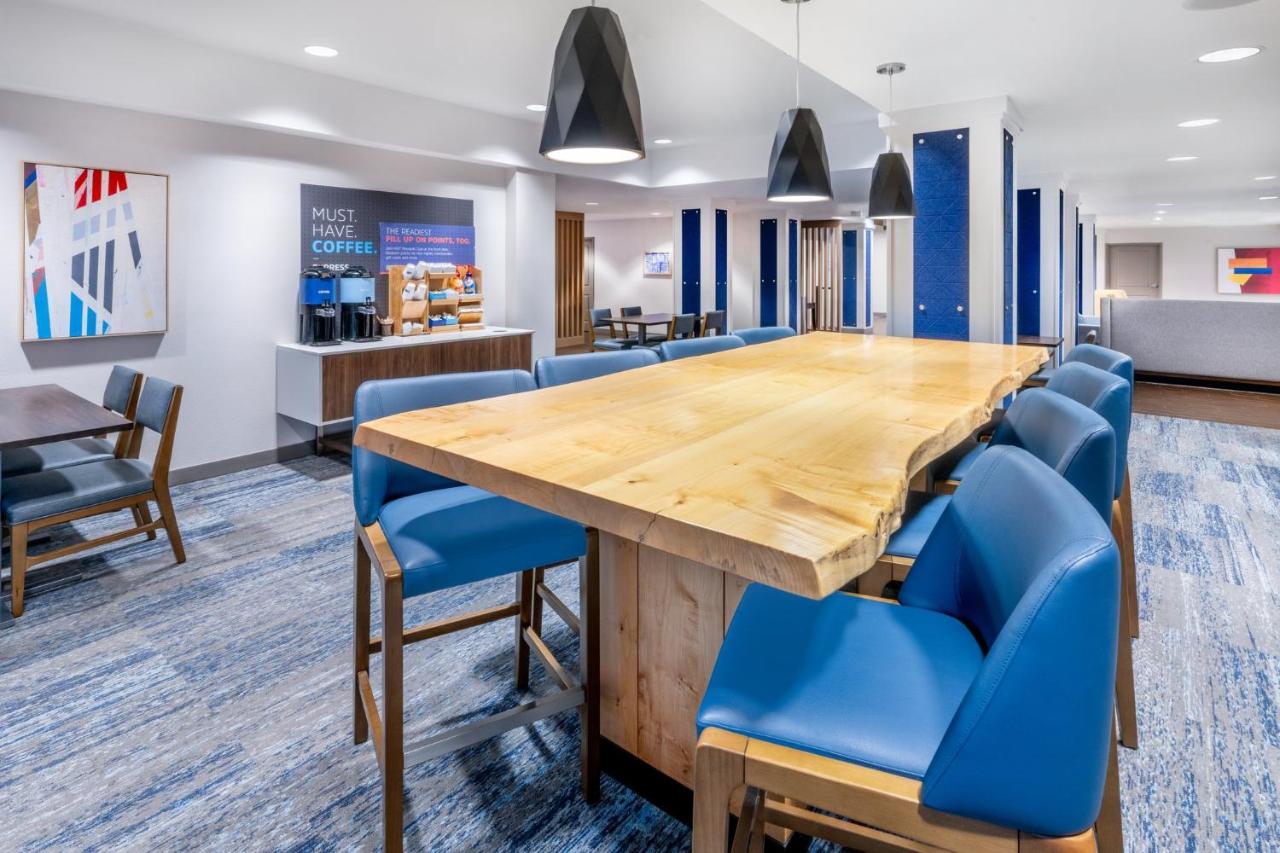 | Holiday Inn Express & Suites Colorado Springs First & Main, an IHG Hotel