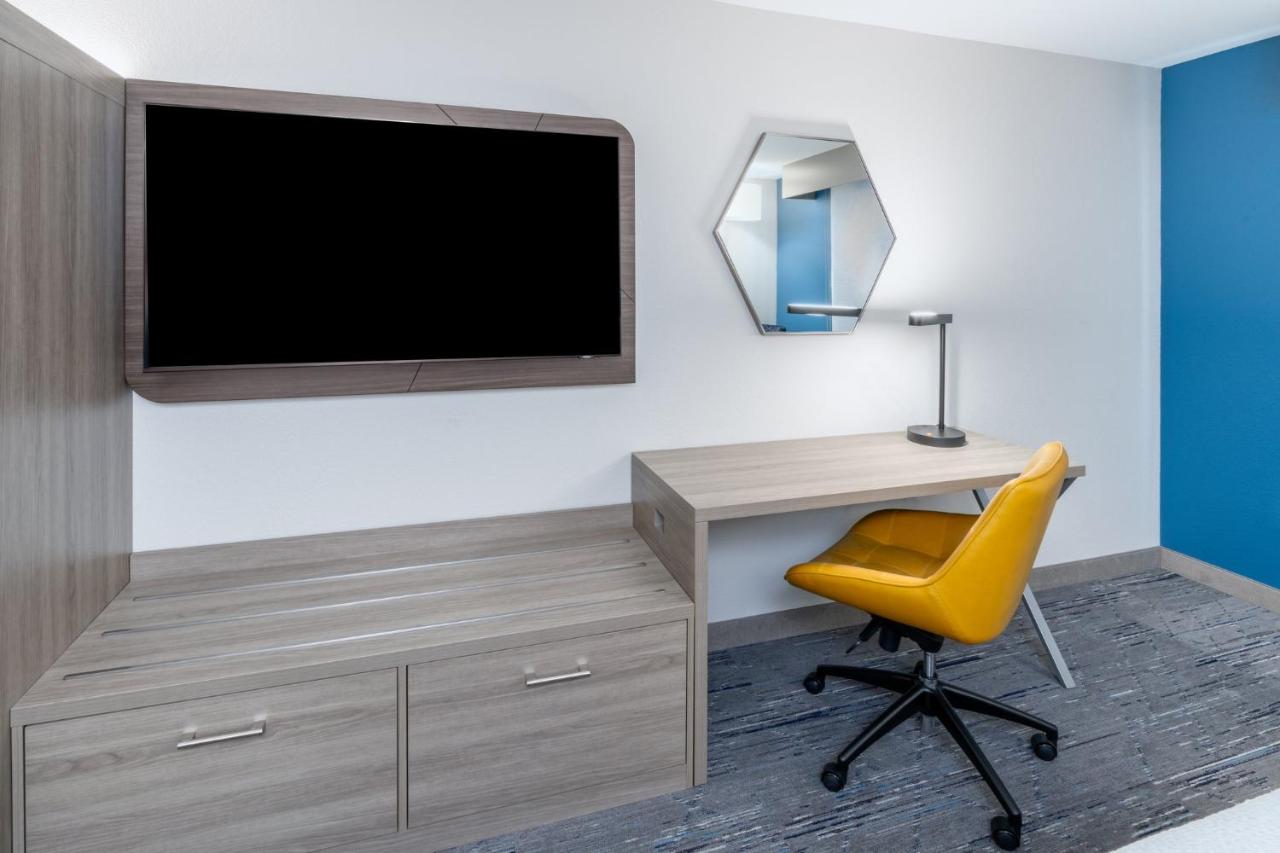 | Holiday Inn Express & Suites Colorado Springs First & Main, an IHG Hotel