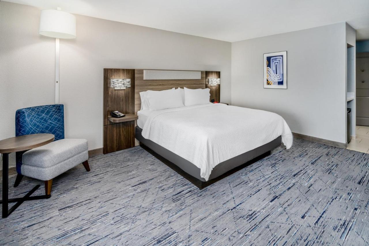 King Room with Tub - Hearing Accesible/Non-Smoking at Holiday Inn Express & Suites Colorado Springs First & Main by IHG
