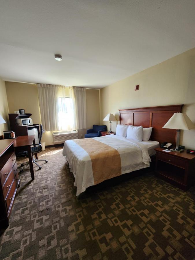 Business Queen Room - Accessible/Non-Smoking at Quality Inn I-70 at Wanamaker