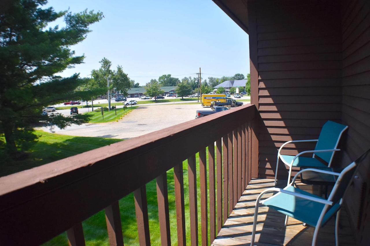 Deluxe Queen Room at Fireside Inn & Suites Gilford