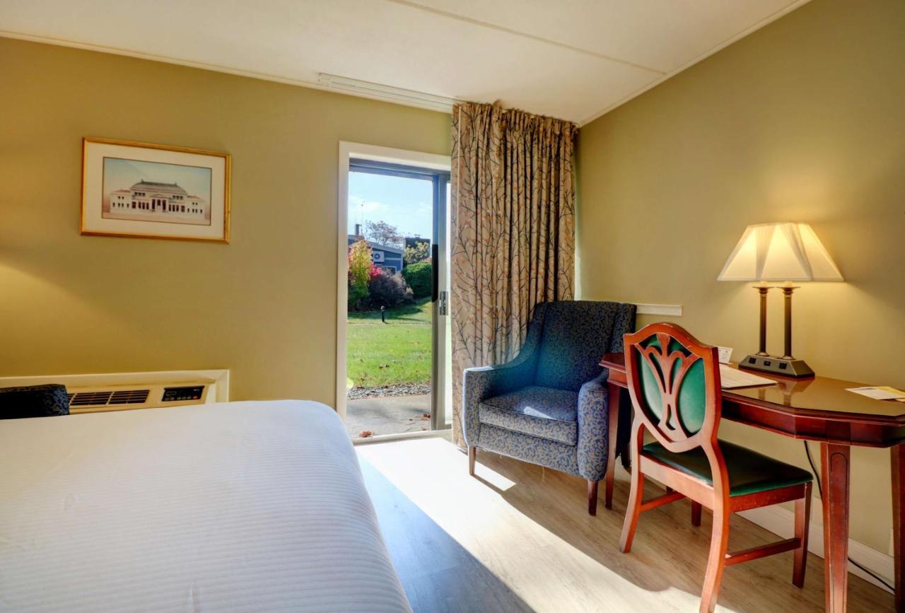 Queen Room at Fireside Inn & Suites Gilford