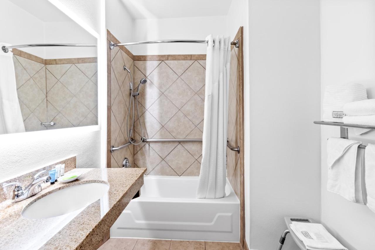 Queen Room - Disability Access at Red Lion Hotel Portland Airport