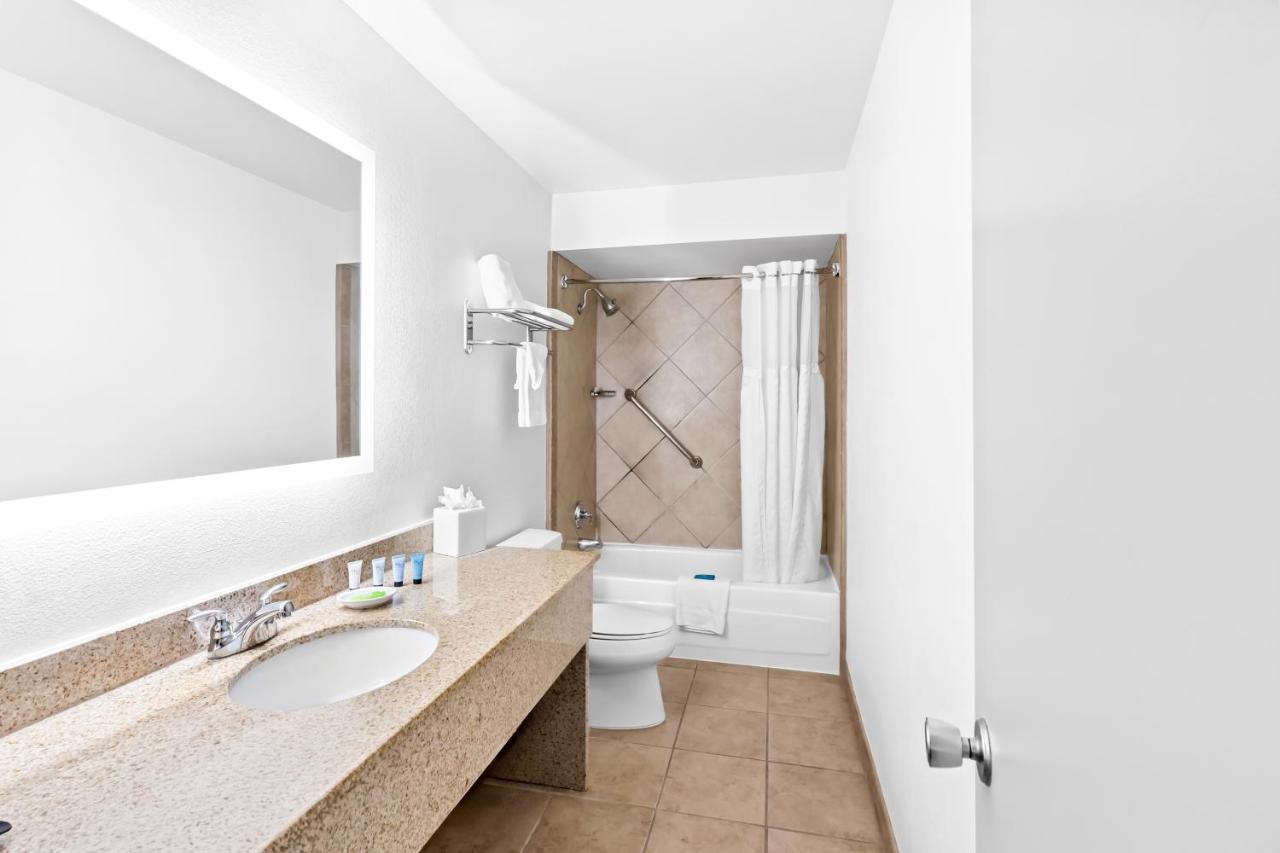 Standard King Room at Red Lion Hotel Portland Airport