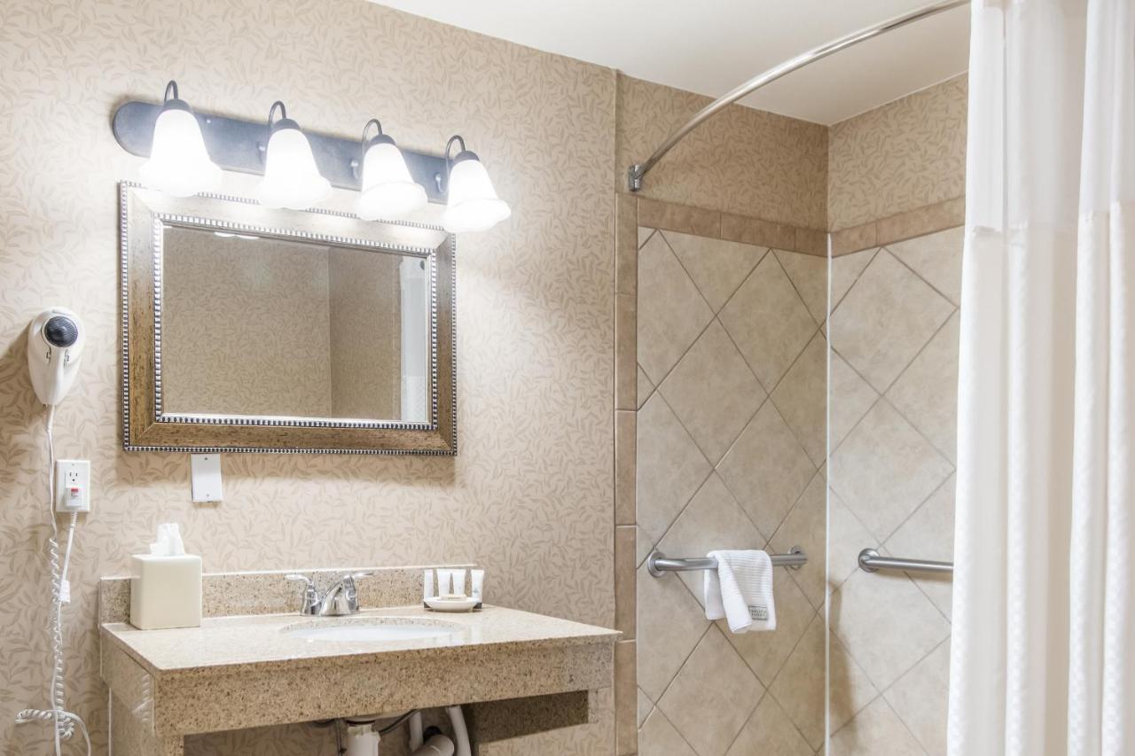 Queen Room with Roll-In Shower - Disability Access at Red Lion Hotel Portland Airport