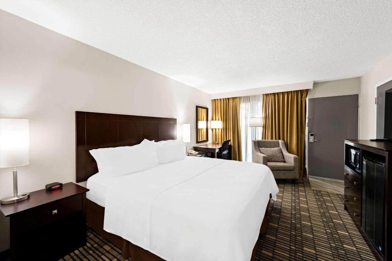 King Room with Roll-in Shower - Disability Access/Non-Smoking at Best Western State Fair Inn