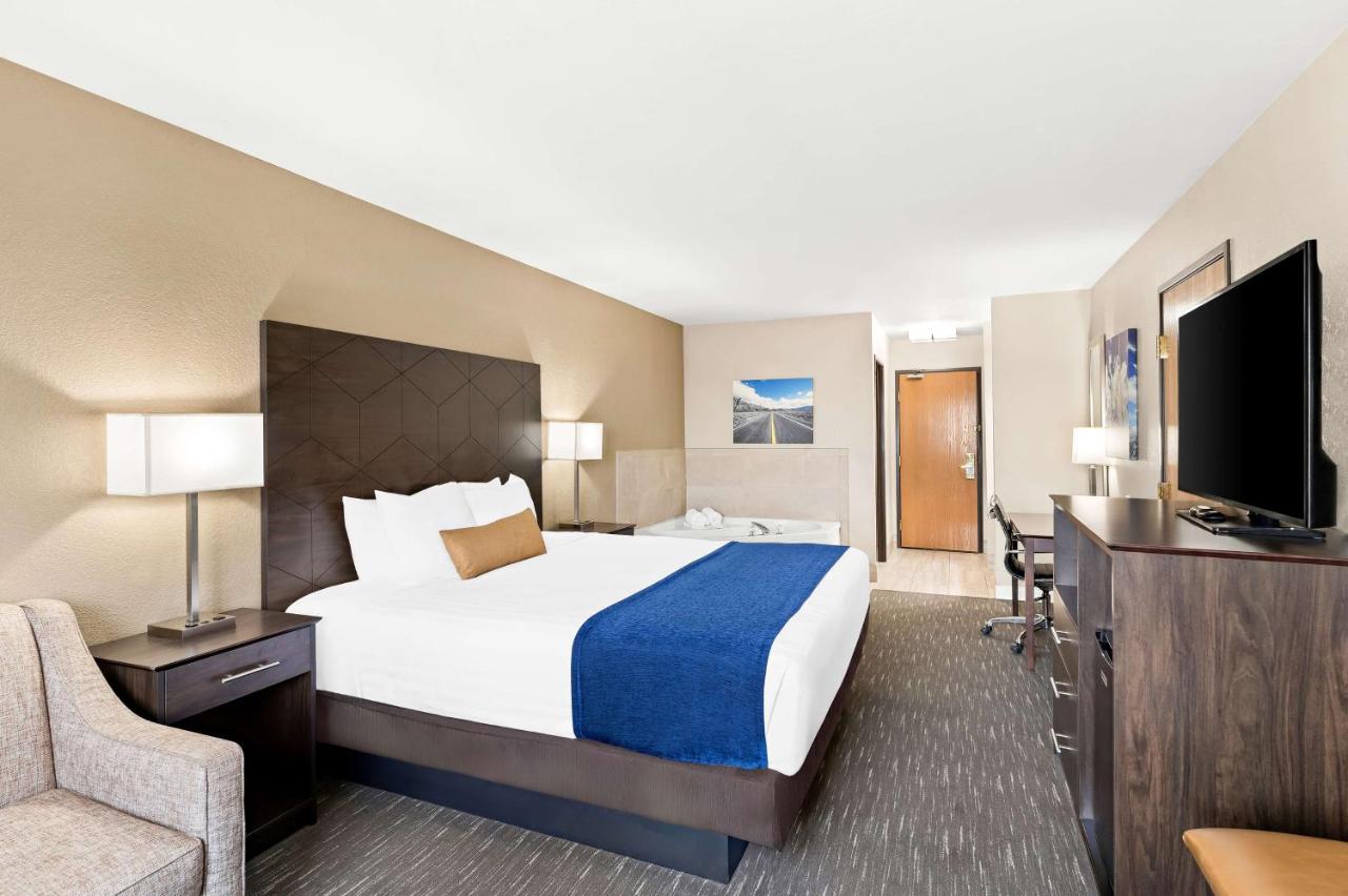 King Suite with Spa Bath at Best Western Snowflake Inn