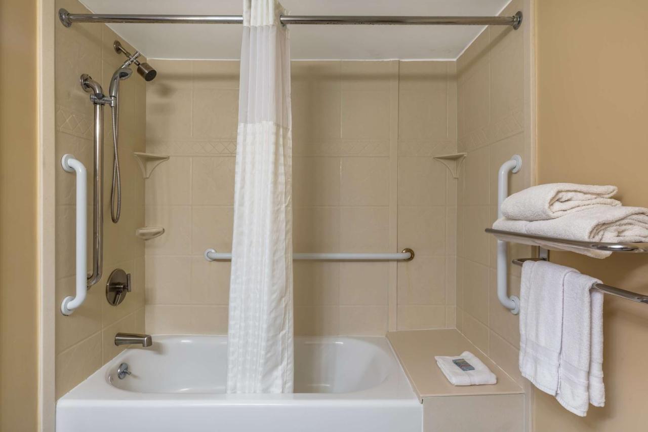 Queen Room with Bath Tub - Disability Access at Best Western Braintree Inn