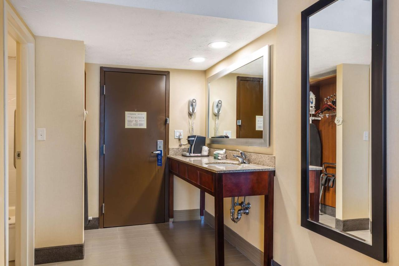 King Suite at Best Western Braintree Inn