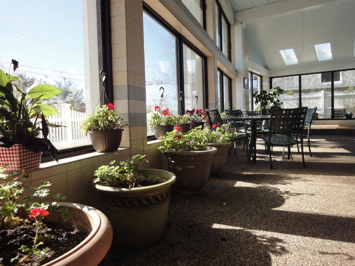 | Hyannis Travel Inn